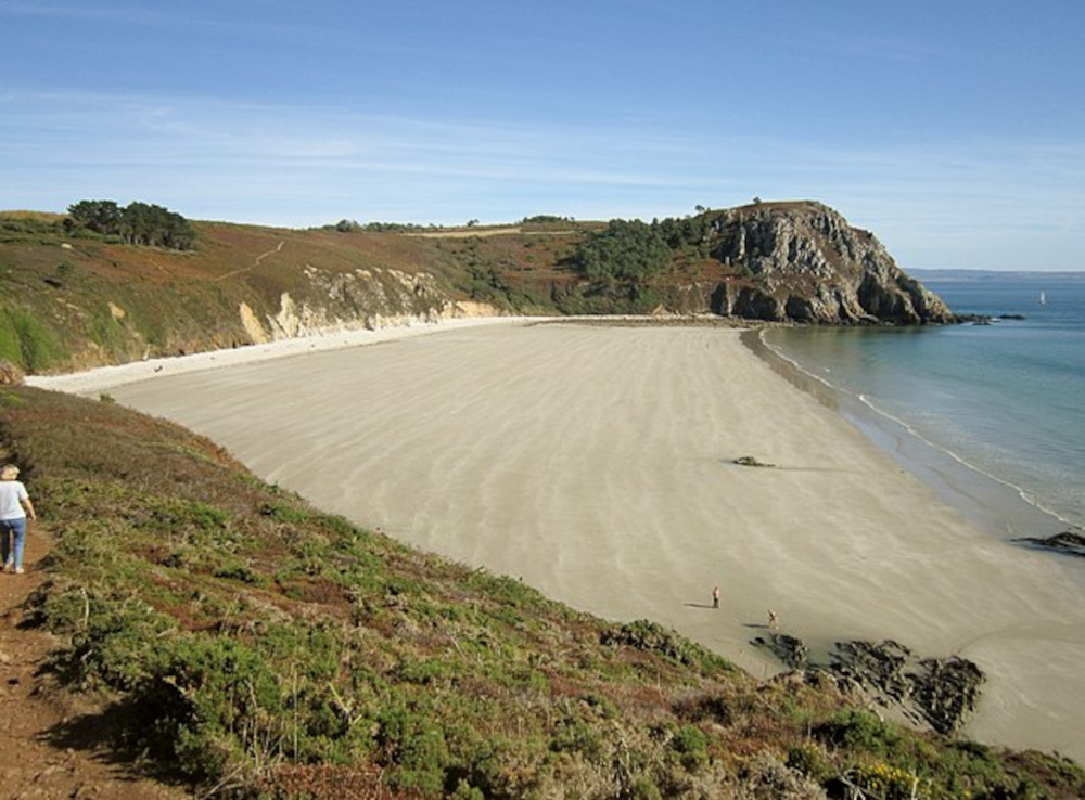 Plage du Poul et pointe du Guern à Crozon (29) en 2018. Source : Henri Moreau, WikiCommons.