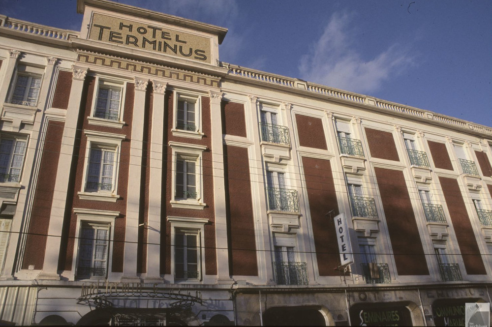 L'Hôtel Terminus a été réalisé en 1933 par les carreleurs de l’entreprise Andreatta © Archives de Lorient. Hôtel Terminus 10Fi11498