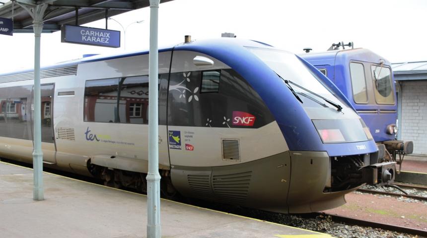 TER en provenance de Guigamp en gare de Carhaix. Photo : Jeanne Le Penglaou.